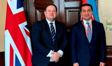 Hikmət Hacıyev Britaniyanın rəsmi şəxsləri ilə görüşüb