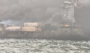 Britaniya sahillərində tankerlə yük gəmisi toqquşub
