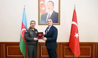Müdafiə naziri “Baykar” şirkətinin baş direktoru ilə görüşüb