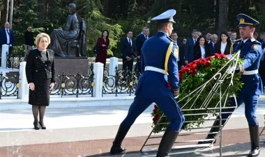Matviyenko Fəxri və Şəhidlər xiyabanlarını ziyarət edib