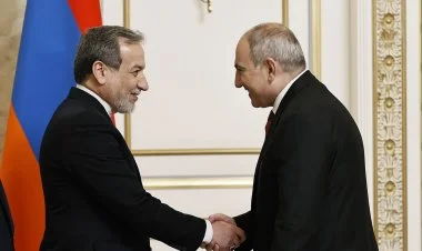 Nikol Paşinyan Abbas Araqçi ilə görüşüb