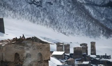 Gürcüstan dağlarında turist qar uçqunu altında ölüb