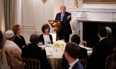 Tramp Ağ evdə iftar süfrəsinə qatılıb