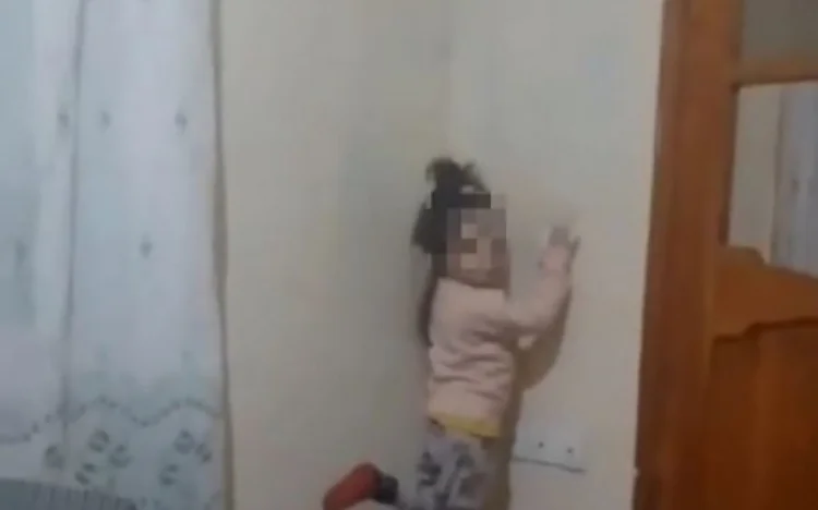 Azyaşlıya zorakılıq göstərən anası saxlanılıb