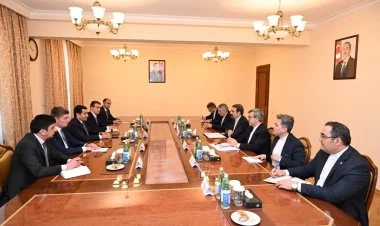 Hikmət Hacıyev Mehdi Sənayi ilə görüşüb