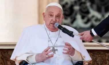 Roma Papası xəstəlikdən sonra ilk dəfə adam içinə çıxıb