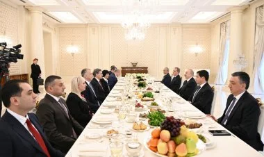 Prezidentlərin nahar əsnasında geniş tərkibdə görüşü olub