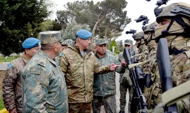 Qazaxıstanlı qonaqlar Komando və XTQ hərbi hissələrində