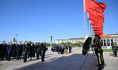 İlham Əliyev Pekində Xalq Qəhrəmanları Abidəsinə baş çəkib