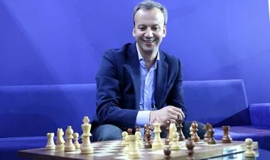 FIDE prezidenti Bakıya gəlib