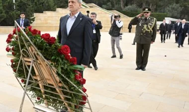 İran Prezidenti Bakıda şəhidlərin xatirəsini anıb