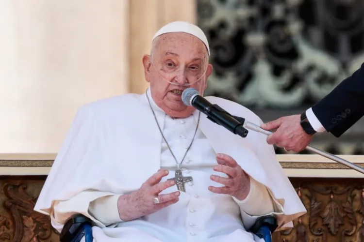 Roma Papası xəstəlikdən sonra ilk dəfə adam içinə çıxıb