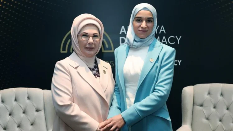 Əminə Ərdoğan Suriya prezidentinin xanımı ilə görüşüb