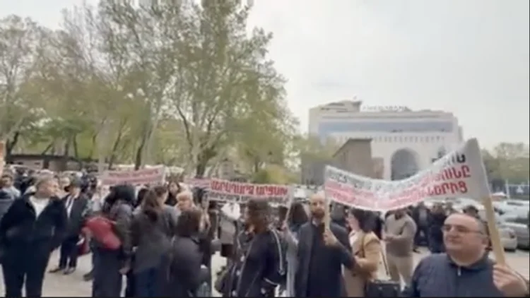 Azərbaycandan könüllü köçən ermənilər İrəvanda etiraz edir