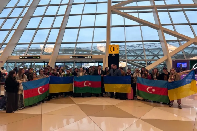 Ukraynadan daha bir qrup uşaq Azərbaycana gətirilib