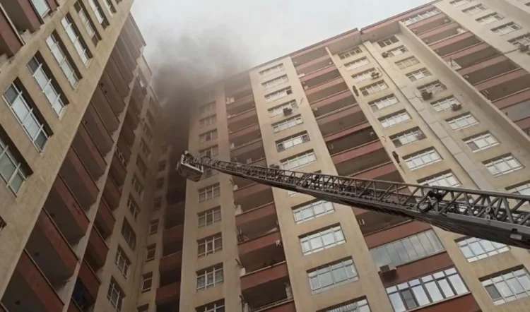 Bakıda yaşayış binasında baş verən yanğın söndürülüb
