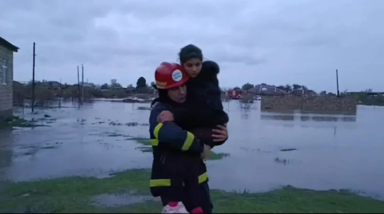 Su basmış yerlərdə 135 nəfər təxliyə olunub