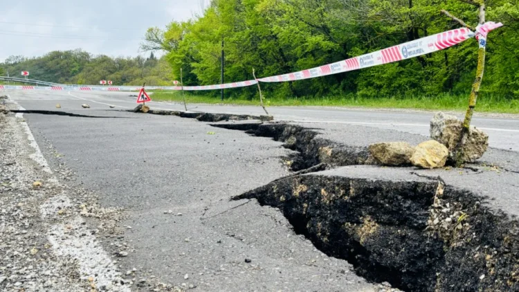 Ağsu aşırımında torpaq sürüşməsi baş verib