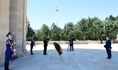 Vyetnam KP MK-nin Baş katibi Şəhidlər xiyabanına gedib FOTO