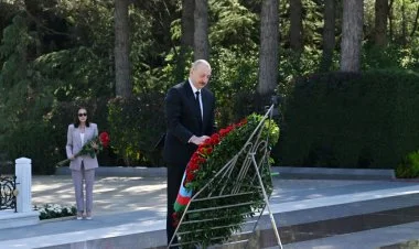 İlham Əliyev və xanımı Heydər Əliyevin məzarını ziyarət edib