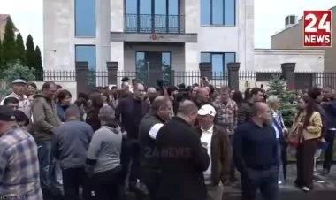 Ermənilər indi də Gürcüstan səfirliyi qarşısında etiraz edir