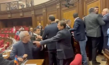 Ermənistan parlamentində əlbəyaxa dava ənənə halını alıb