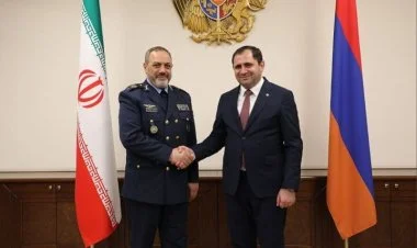 İran naziri İrəvanda Ermənistan sərhədlərinin dərdini çəkir