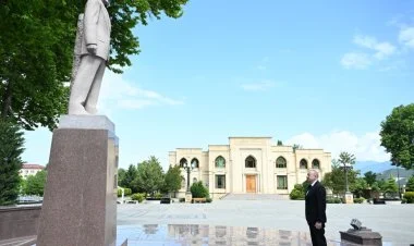 İlham Əliyev Heydər Əliyevin İsmayıllıdakı abidəsində