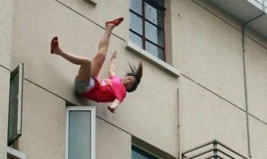 Yasamalda 10-cu mərtəbədən yıxılan qız sağ qalıb