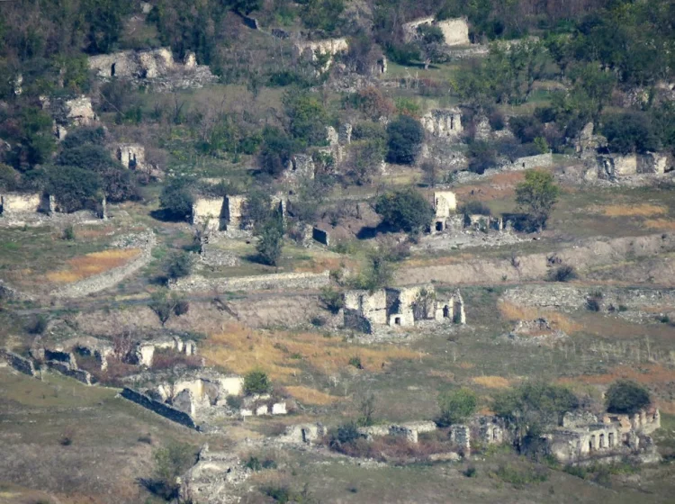 Demarkasiya edilən ərazilərdəki kəndlər bərpa ediləcək FOTO