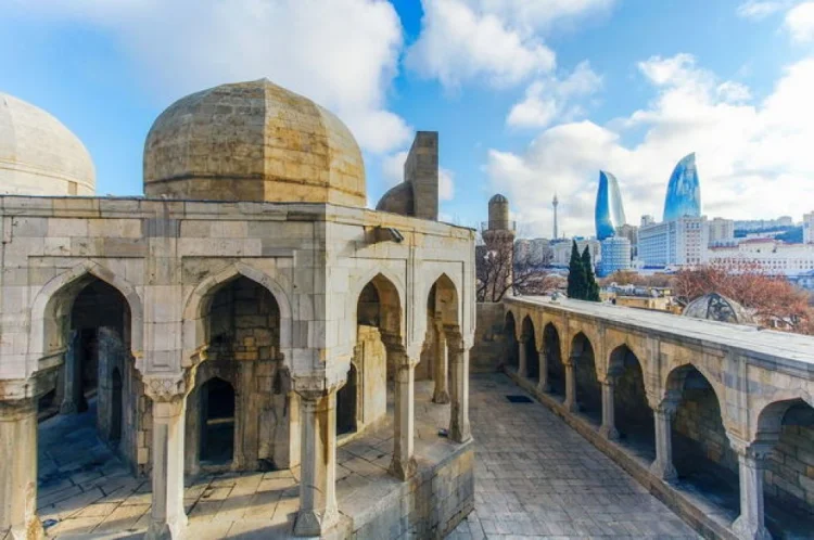 Bakı çoxları üçün gözlənilmədən kəsişmə nöqtəsinə çevrildi