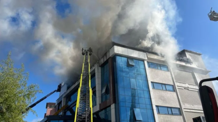 İstanbulda fabrikdə yanğın söndürülüb YENİLƏNİB