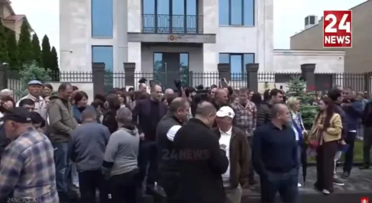 Ermənilər indi də Gürcüstan səfirliyi qarşısında etiraz edir