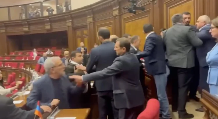 Ermənistan parlamentində əlbəyaxa dava ənənə halını alıb