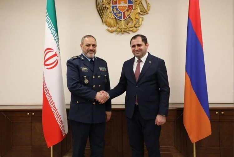 İran naziri İrəvanda Ermənistan sərhədlərinin dərdini çəkir