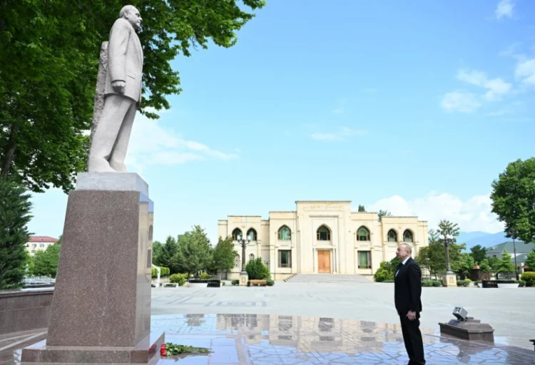 İlham Əliyev Heydər Əliyevin İsmayıllıdakı abidəsində