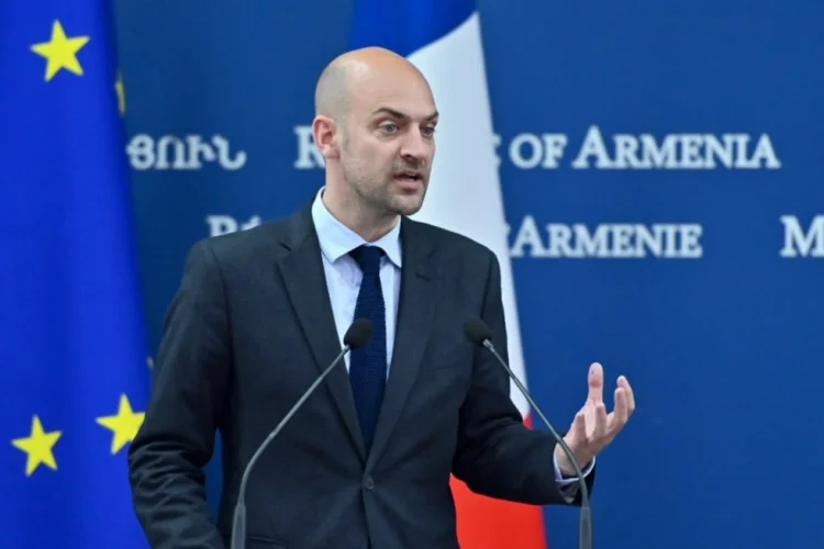 Fransa erməniləri silahlandırmağa davam edəcək