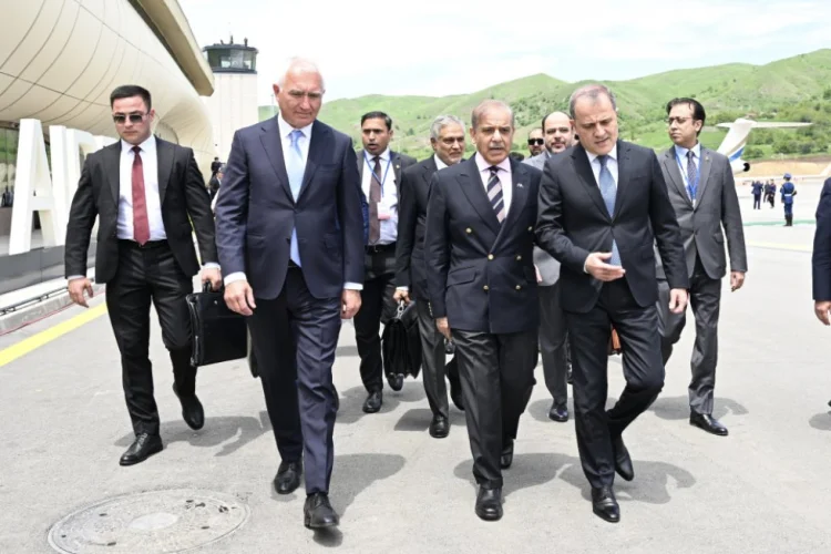 Şahbaz Şərifin təyyarəsi Laçın hava limanına enib