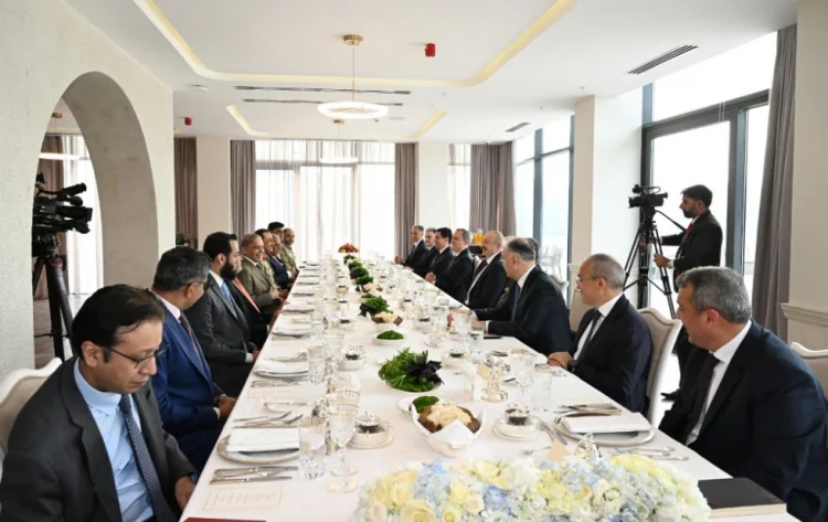 İlham Əliyevin Şahbaz Şərif ilə geniş tərkibdə görüşü olub