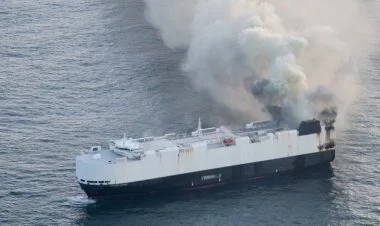 Sakit okeanda göyərtəsində 3 min avtomobil olan gəmi yanır