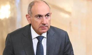 Paşinyan iki kürsüdə oturmağa davam etmək istəyir