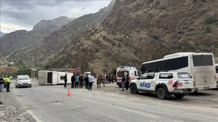 Türkiyədə avtobus aşıb, 12 hərbçi yaralanıb FOTO