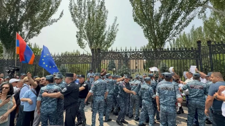 İrəvanda Matviyenkonun səfərinə qarşı etiraz aksiyası