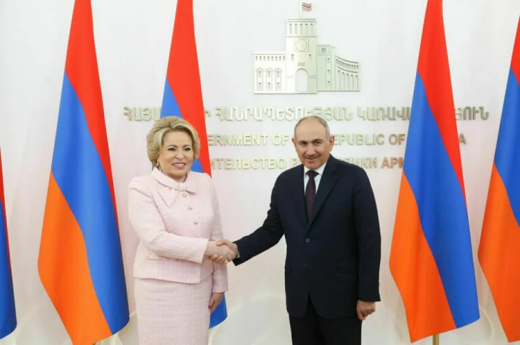 Paşinyan Matviyenko ilə görüşüb