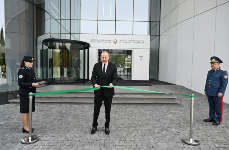 İlham Əliyev Gömrük Komitəsinin yeni binasının açılışında