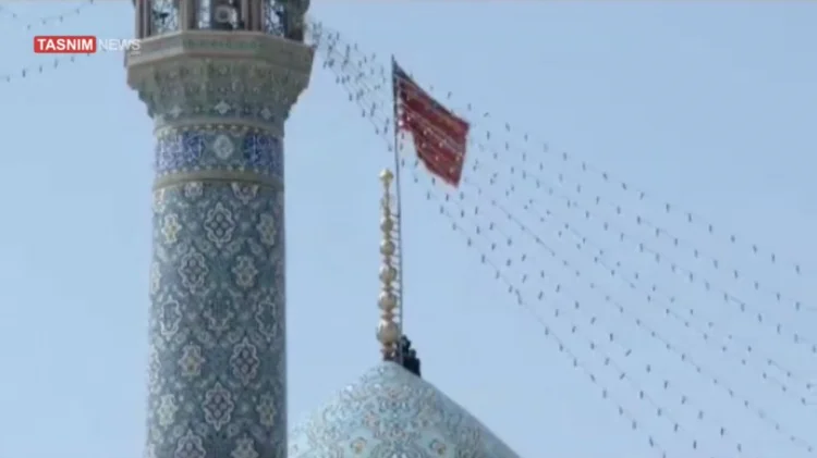 İranın Qum şəhərində qisas rəmzi olan bayraq qaldırılıb