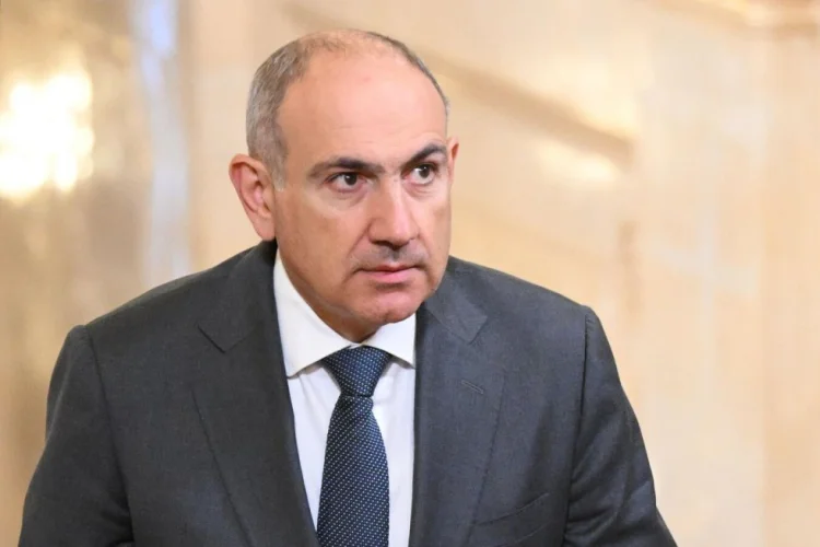 Paşinyan iki kürsüdə oturmağa davam etmək istəyir
