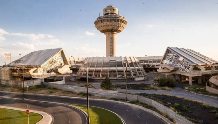 Azərbaycanlılar İrəvanda, ermənilər isə Bakı aeroportundadır