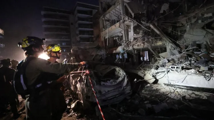 Raket hücumu zamanı Tel-Əvivdə hündürmərtəbəli bina çöküb