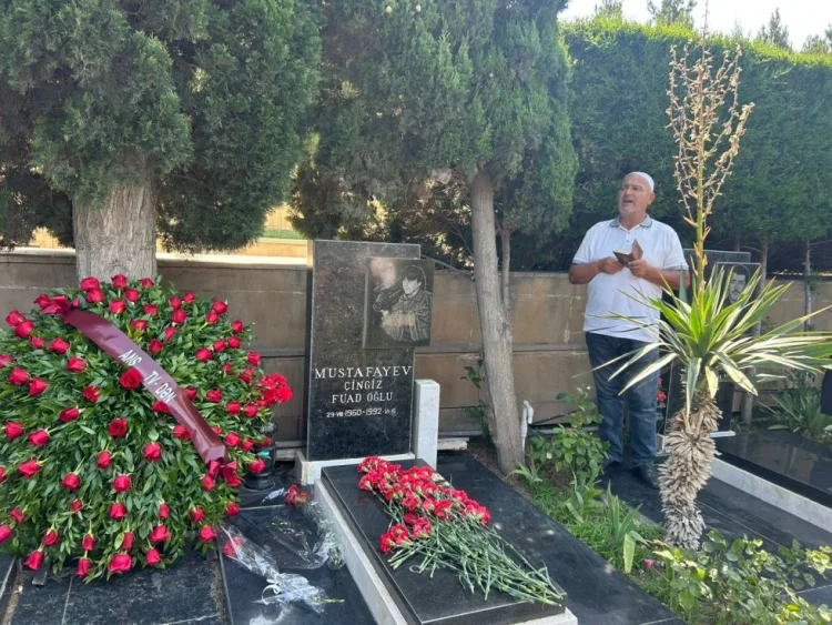 Çingiz Mustafayev məzarı önündə anıldı